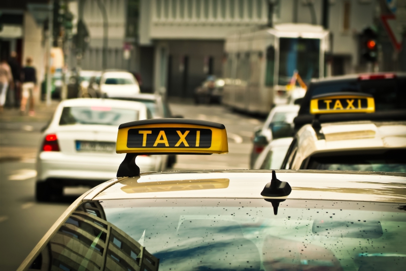 taxis-ROURE-min_road-traffic-car-glass-driving-city-583084-pxhere.com