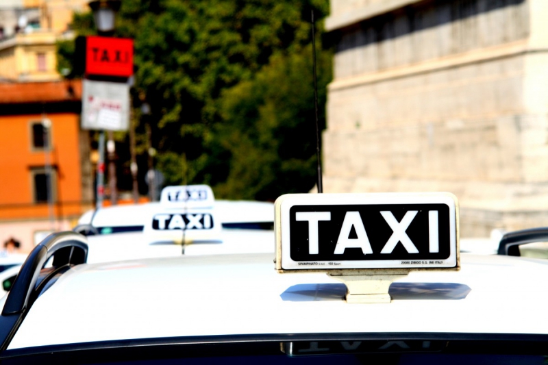 taxis-ROURE-min_taxi_auto_rome_road_white-1051610